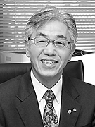 小山巧氏