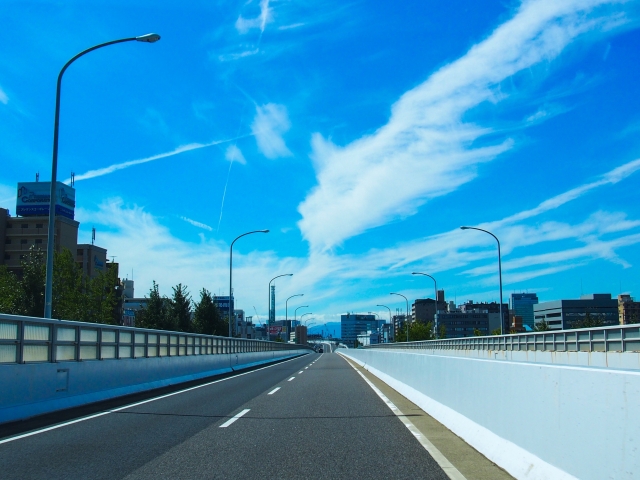 高速道路での自動車の走行中