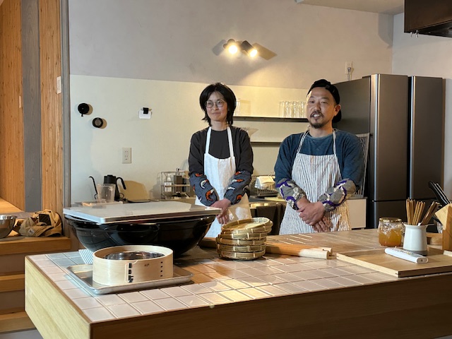 大塚達哉さんと珠美さんの写真。