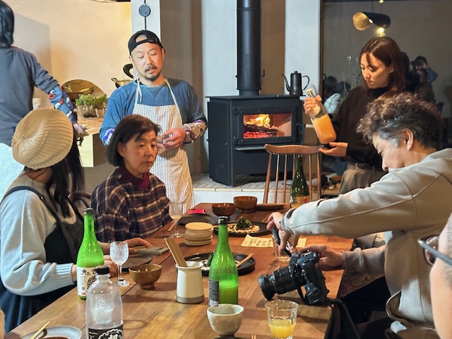 イベントでは、ファムルの素敵な空間で食事を楽しんだ。