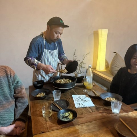 料理を振る舞う大塚達哉さん。