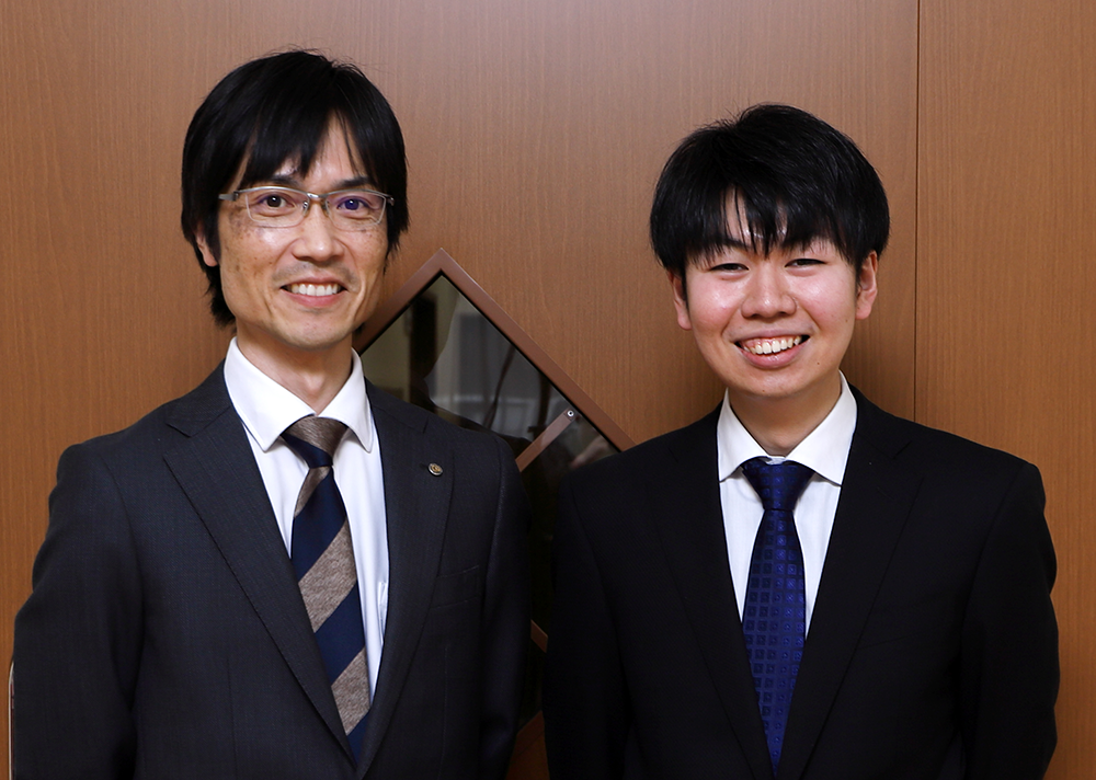 大槌町総務課の平野正晃課長補佐（左）と菊池大志主事（右）