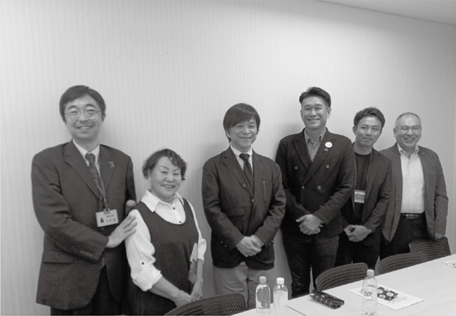 左から木村敬熊本県知事、吉村靜代さん、武田真一さん、石本淳也さん、皆吉秀太さん、筆者。（提供：熊本県）