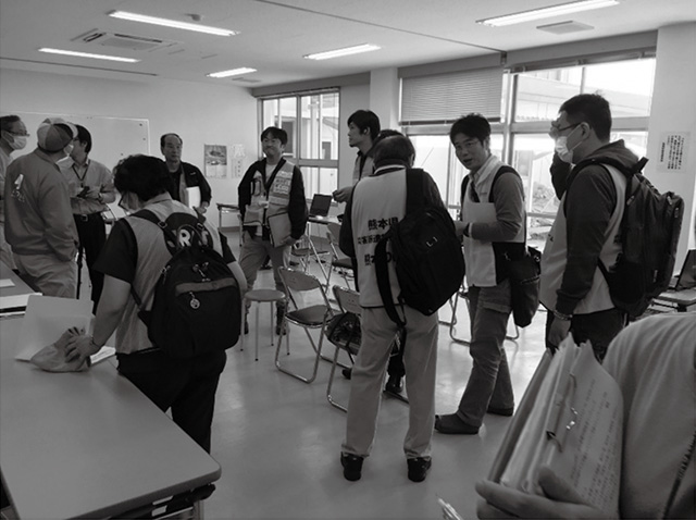 益城町社会福祉協議会会議室での福祉避難所打合せ。（提供：石巻包括ケアセンター所長 長純一先生撮影（2016年５月４日））