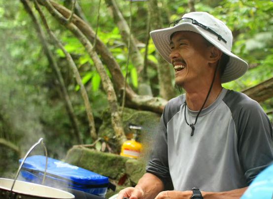 新見市でケービングガイドを営む岡弘幸さん。