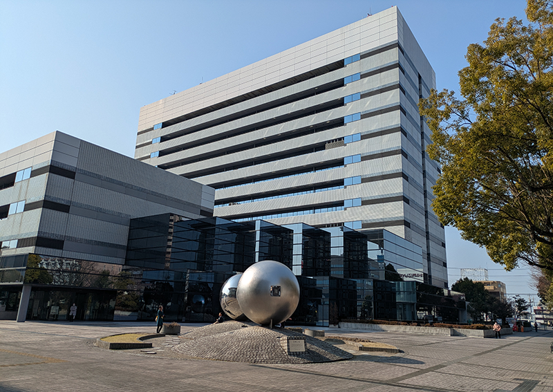 平成2年度完成の本庁舎。地上12階。