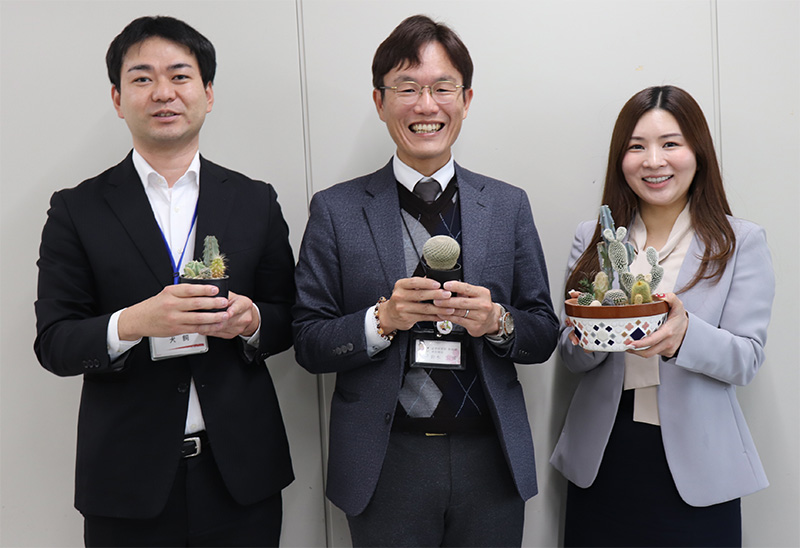 春日井市財政課資金担当主査・犬飼栄夫さん(左)、同課長補佐・鈴木公博さん(中)、大和証券(株)・上野玲海さん