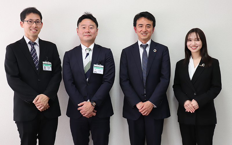 （左から）相模原市財政課主任・目崎廉人さん、同参事兼課長・大井芳泰さん、（独）日本学生支
援機構資金管理課長・松木和也さん、大和証券（株）・阿部咲子さん。