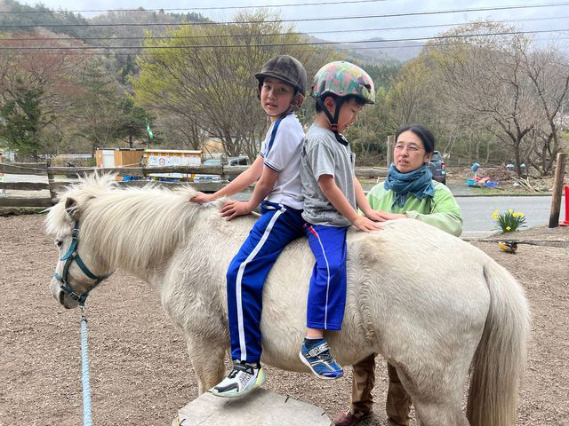 放課後、馬と触れ合う子どもたちの写真４
