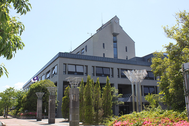 ８階建ての市庁舎。平成４年（1992年）竣工。