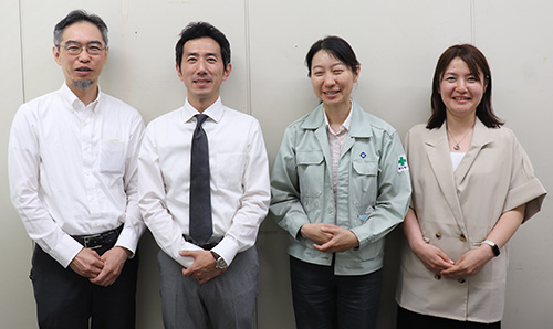 左から吉岡基課長、石元達也課長補佐兼土地評価係長、須崎玲子課長補佐兼家屋評価係長、加藤愛美課税総括係長