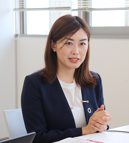 大和証券（株）債券営業部副部長・佐々木由紀子さん。