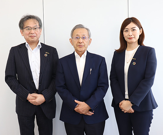 (左から)大和証券(株)・野津憲一郎さん。国東市・益戸健吉さん、大和証券(株)佐々木由紀子さん。