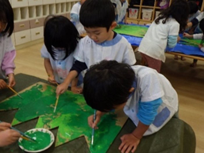 劇の舞台背景作りの様子