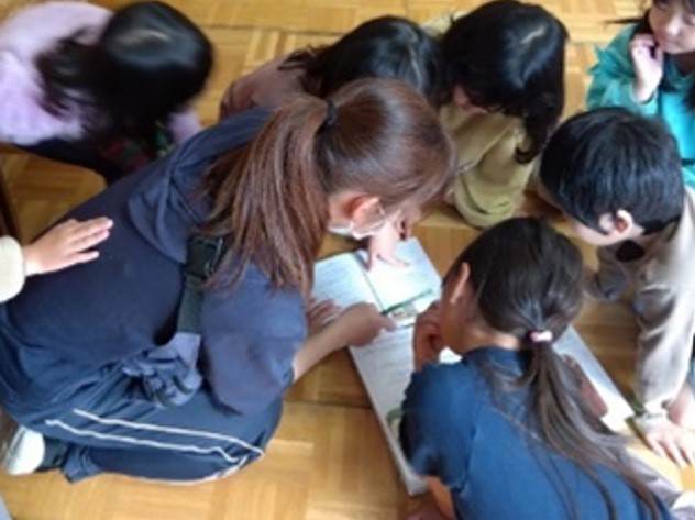 絵本を見ながら子どもたちがセリフを考えている様子