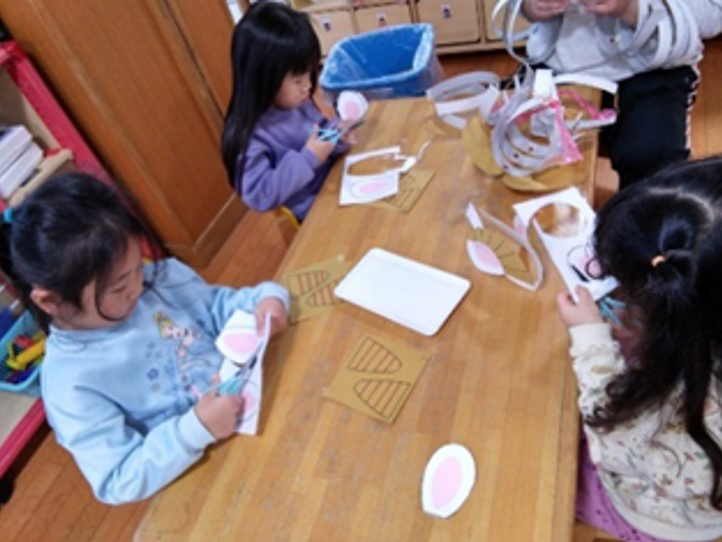劇のお面作りの様子（イメージ、以下同）
