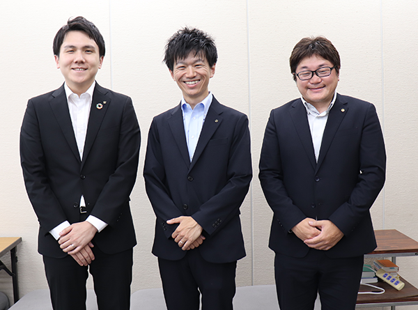 （左から）大和証券（株）・中里遥馬さん、群馬県財政課課長・田中佑典さん、同県債係係長・小暮則雄さん。