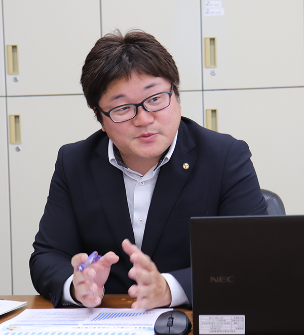 群馬県総務部財政課県債係係長・小暮則雄さん。