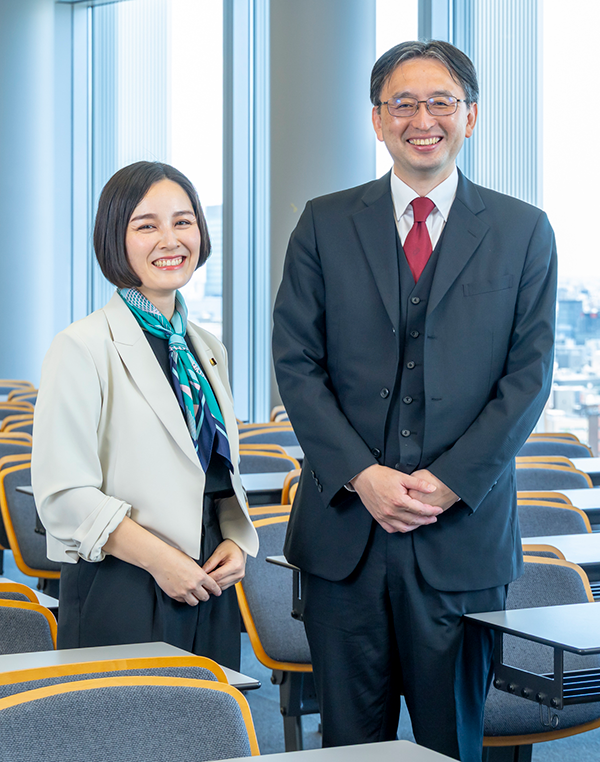 山田里実議員と大山典宏専任教授の写真
