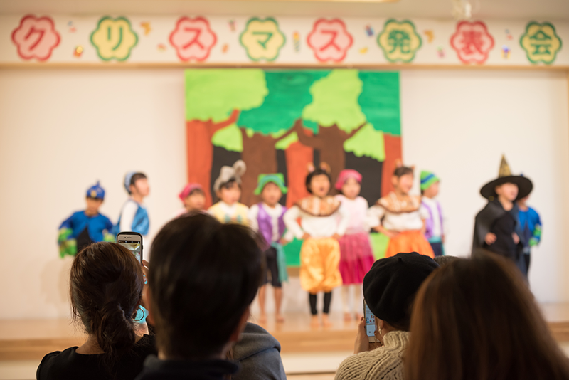 物語のイメージやアイデアを出し合う様子