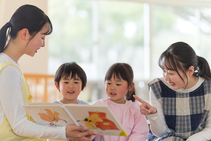 絵本を見ながら子どもたちがセリフを考えている様子