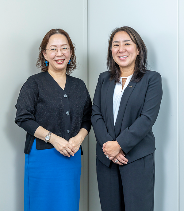 （左から）東京都公債課長・橋口牧子さん、大和証券（株）・根岸真美さん。