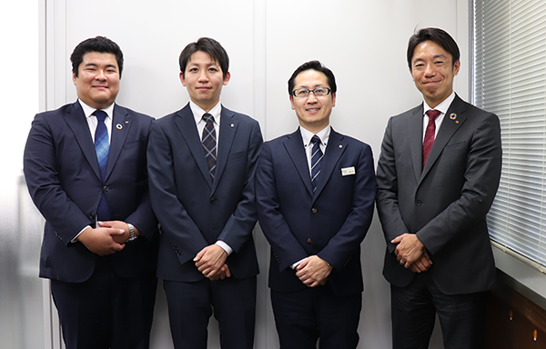 （左から）大和証券（株）・畑知弘さん、岩手県財政課主任・菅原将樹さん、同調査担当課長・田山健太郎さん、大和証券（株）・大江義晴さん。