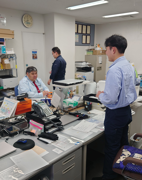 空港で働く役場職員の写真