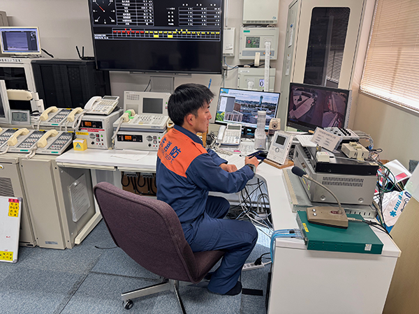 通信指令室の様子