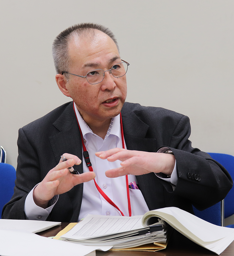 函館市市民部国保年金課滞納整理担当主査・阿部薫さん。