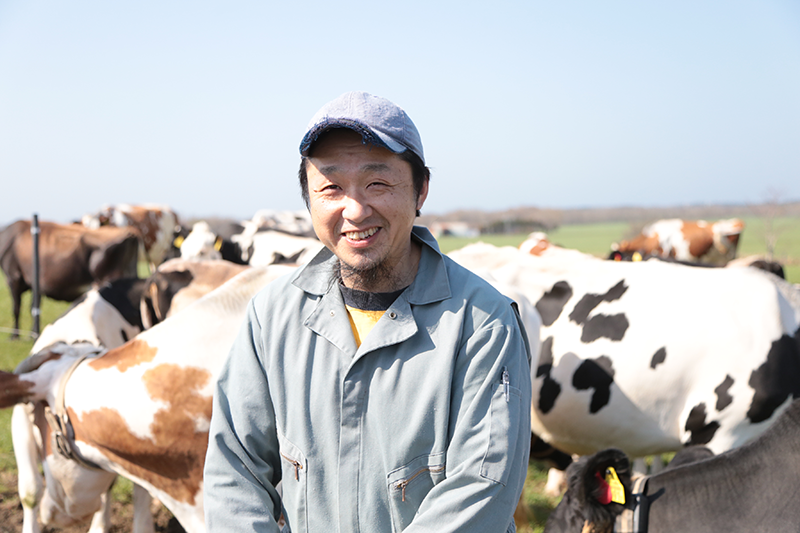 天塩町で放牧酪農を営む高原弘雄さん。
