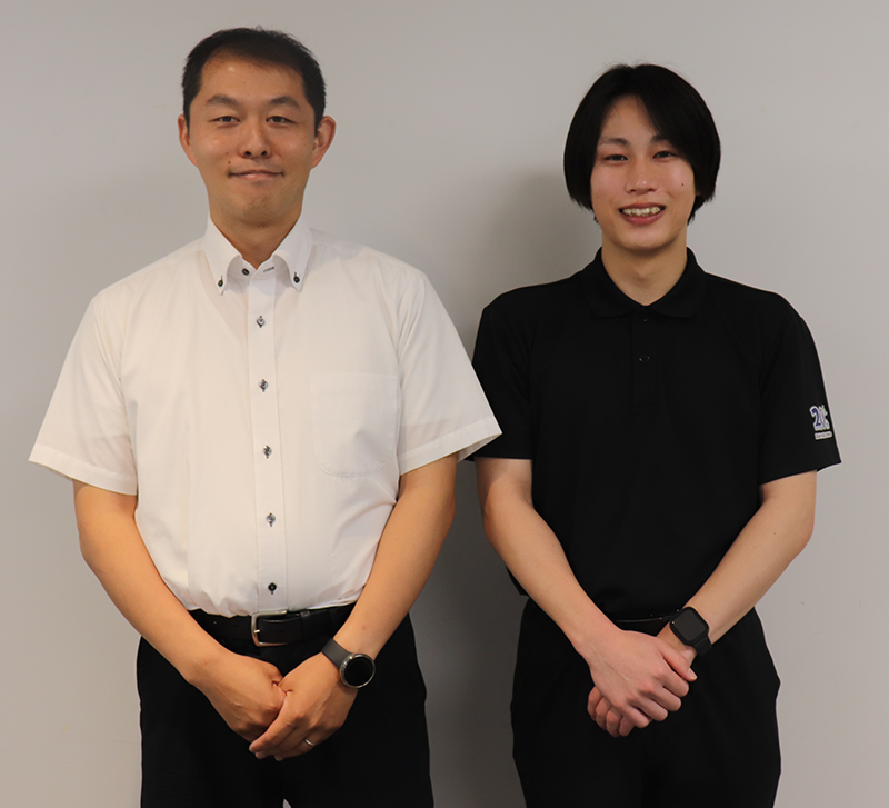 左から大島尚也主任、中村颯斗主事