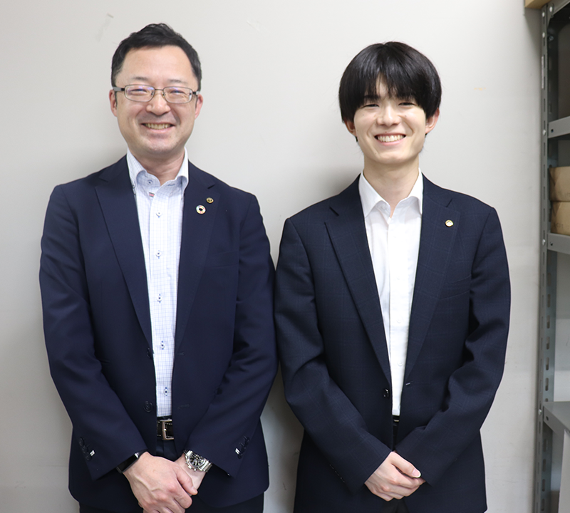 左から安彦直人係長、滝沢侑大主事