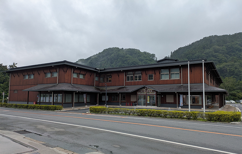 町役場新庁舎。地元木材を使い、純木造庁舎として全国初「Nearly ZEB」を取得。