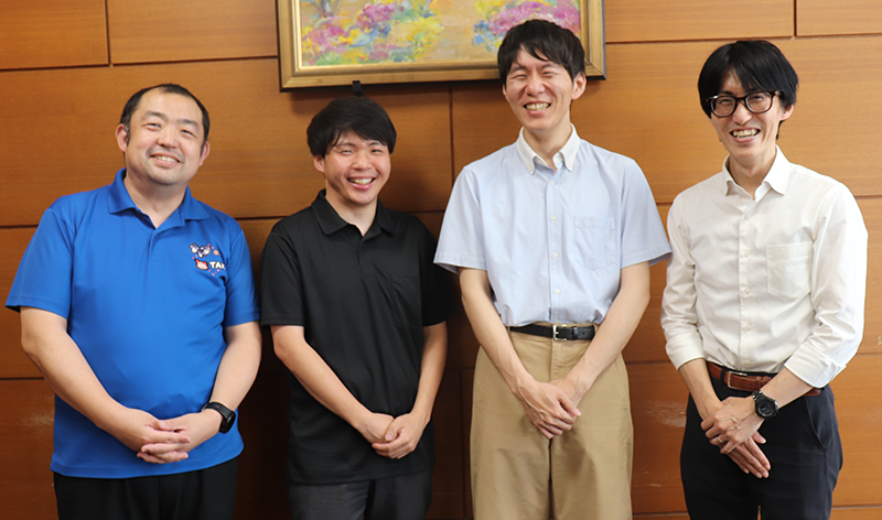 左から服部幸太課長、山下耕平主事、佐々行典主事、黒川浩輝課長補佐