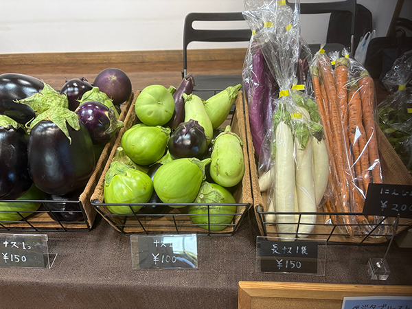 直売所の野菜の写真